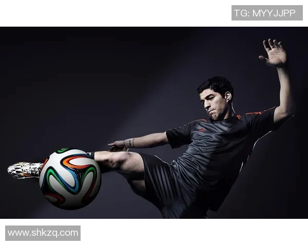 足球明星与妻子甜蜜互动瞬间揭示幸福生活的秘密与感动 足球明星与妻子甜蜜互动瞬间揭示幸福生活的秘密与感动